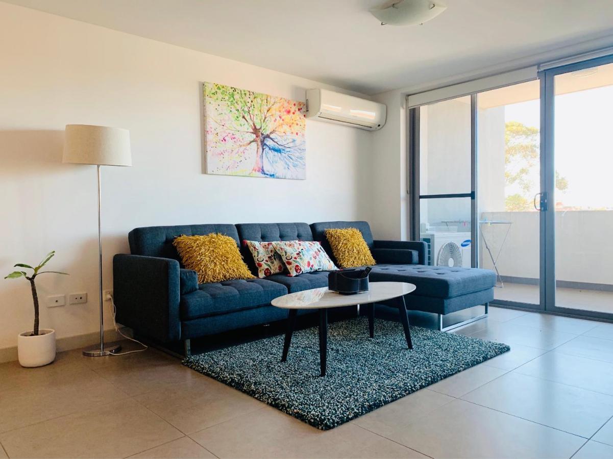 Beautiful Close To Shopping Mall And Train Apartment *